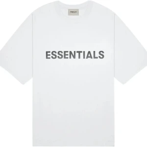 Essentials T-shirt - Vit Essentials t-shirt i storlek Medium! Pris kan sänkas vid snabb affär, storlek Medium!