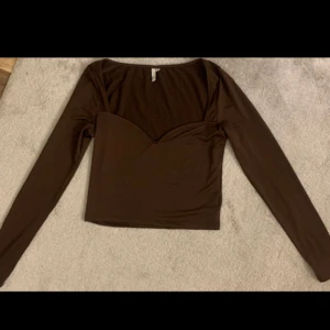 Top, Brun stl. M - Brun top från Nelly.com, fint skick stl.M