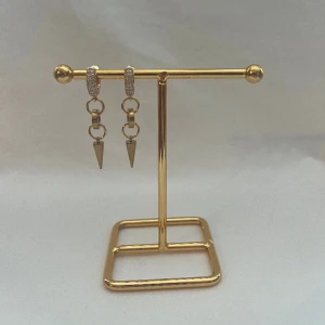 STIL STHLM  - Super snygg örhängen! Finns i guld men kan göra liknande i silver.  Köp för 109kr/st Eller 199kr/paret. Modell 129 Smyckes ställningen finns även att köpa för 299kr!