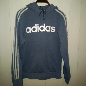 Blå Adidas Hoodie - - Blå Adidas Hoodie - Vit Tryck - Finte skick, lite använd - Storlek Small