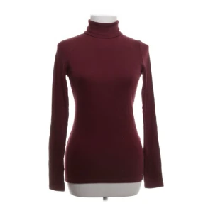 Topp  - En topp från Hollister i strl M, fåtal gånger använd och inga defekter💕🥰