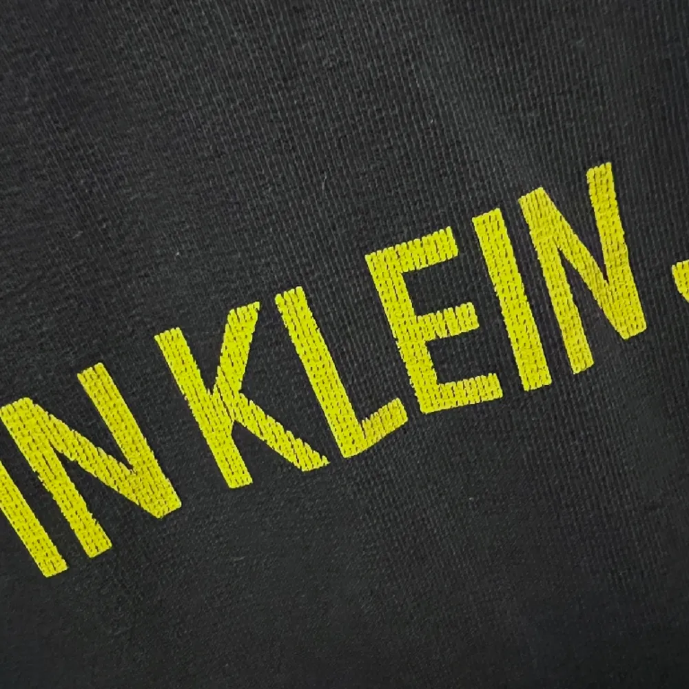En collegetröja från Calvin Klein. Marin med gul text. I använt skick men fin. . Hoodies.