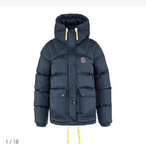 Fjällräven jacka  - Säljer min jacka från fjällräven då jag inte använder den längre. Den är i bra skick och har inga defekter. Skriv för fler frågor eller funderingar eller om egna bilder på jackan. Pris kan diskuteras och använd gärna köp nu. ❤️