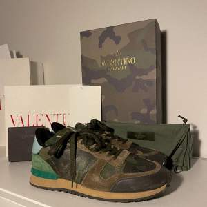 Tja, vi säljer ett par stilrena gröna Valentino Rockrunner skor i storlek 41! Det som medföljer skorna: box, dustbag, extra skosnöre och bevis på att skorna är från hemsidan Farfetch. Skick 8/10. Nypris: 7200kr. Vårt pris: 1799kr. Vi finns i DM!