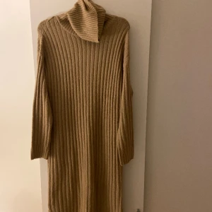 Stickad långklänning  - Använd tre gånger, fint skick 