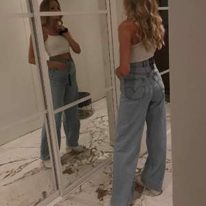 (Första bilden är gammal) Levis jeans köpta på zalando❤️ storlek 28 och passar på mig som är mellan  s/m i byxatorlek. Jag är även 175cm och dom går hela vägen ner på mig 🫶🏼