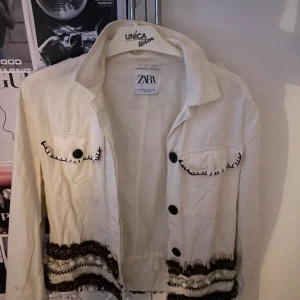 Tyg jeans jacka (svarta knappar&detaljer) - Kommit till användning 1gång jätte fint skick—PRIS KAN DISKUTERAS