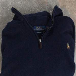 Sjukt snygg Polo Ralph Lauren Half-zip i riktigt bra kvalitet. Sparsamt använd och inte några  självklara spår av användning. Kom med frågor och funderingar.