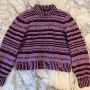 Stickad tröja - Stickad tröja ifrån Vero Moda som tyvärr inte kommer till användning längre. Något använd men i fint skick 🤍