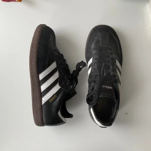 Adidas samba - Ett par Adidas sambas som är provade utomhus men är i så gott som nyskick🔥
