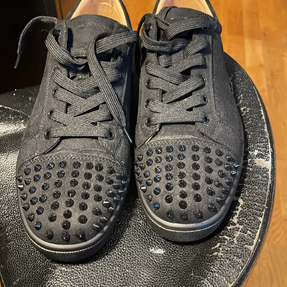 Svarta snygga lobus, använda skicka 8/10 skorna har blivit för småa och behöver nya dojor, för mer bilder och pris diskutering skriv❗️❗️❗️. Skor.