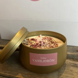 Björn design DOFTLJUS VANILJ - Björn design, stort doftljus med max koncentration av doften vanilj. luktar hela rummet trots man inte har det brinnande. 