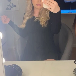 Svart klänning - Säljer denna superfina svarta kläningen då den aldrig kommer till användning, den är använd ett fåtal gånger, skriv för fler bilder