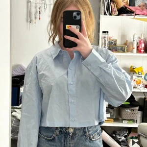 croppad skjorta från hm - gullig croppad skjorta från hm, aldrig använd
