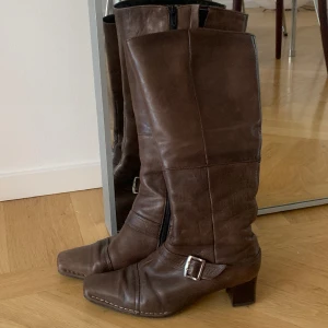 Bruna stövlar - Bruna vintage stövlar med klack och silverspänne💖 i snyggt skick! Storlek 5 1/2 (?) jag brukar pendla mellan 37-38 och de passar fint. Väldigt sköna att gå i också 