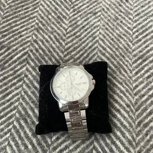  Klocka  -  klocka bra skick aldrig använd har inget batteri i 