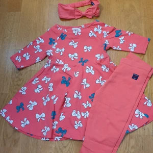 Klädpacket Polarn och Pyret i strl92 - Klänning,leggings med resorband och knapp,hårband. Allt i i fin korall färg , i mycket fint skick.  Sparsamt använda ett fåtal gånger  Djur-och och rökfritt hem Tveka inte att höra av dig vid några detaljfrågor eller för  fler bilder 