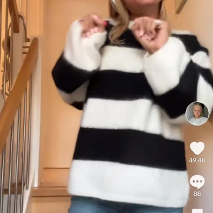 Hm tröja - Säljer denna super snygga trendiga tröjan ifrån hm som är slutsåld överallt❣️ ny pris: 699, som ny❤️