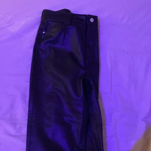 Fina skinnbyxor i god kvalite!  - Jag beställde dessa och provade dessa igår, dessa snygga byxor passade tyvärr inte mig(😭). Jag vill ändå ge byxorna ett nytt hem! Endast provade 1 gång. Hoppas det är något för just dig!  Själv ska jag köpa ett par större, älskar dessa! 