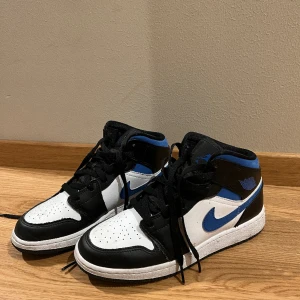 Nike Jordan - Jordan Air Mid Använda sparsamt och ett fåtal gånger, mycket välvårdat och fint skick med inga tydliga defekter.  Strl: 38 