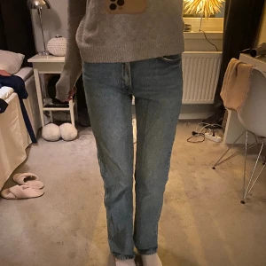 Jeans  - Säljer mina fina jeans ifrån zara! I modellen mid rise och säljs inte längre💕