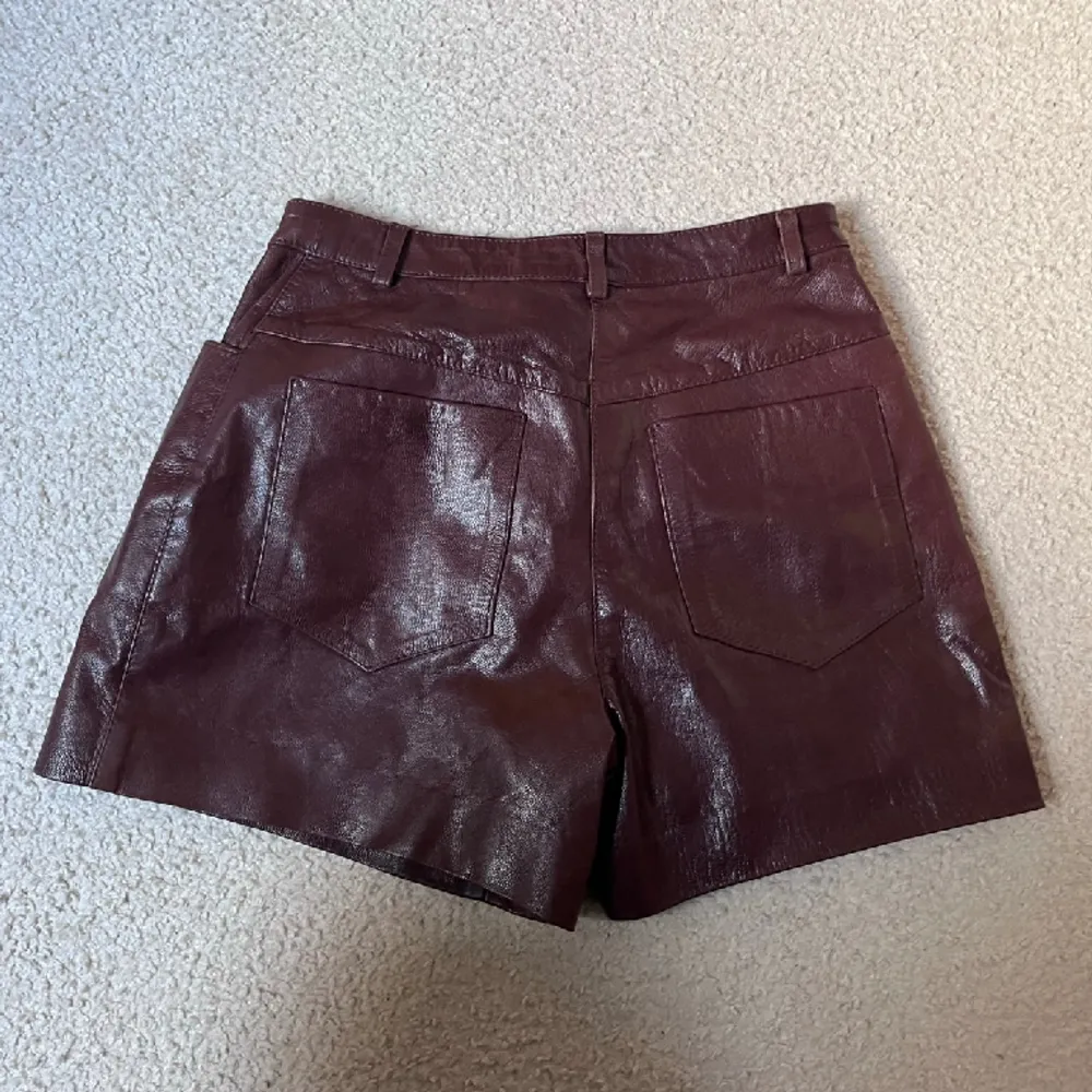 Säljer dessa skinnshort eller lädershorts. De är brun/vinröda, Snygg färg!  . Shorts.