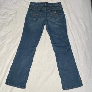 Snygga jeans från Carhartt! Innerbenslängden är 80 cm och midjemåttet är 38 cm rakt över! Hör av dig vid frågor eller fler bilder 💞 Se profil för fler snygga jeans!