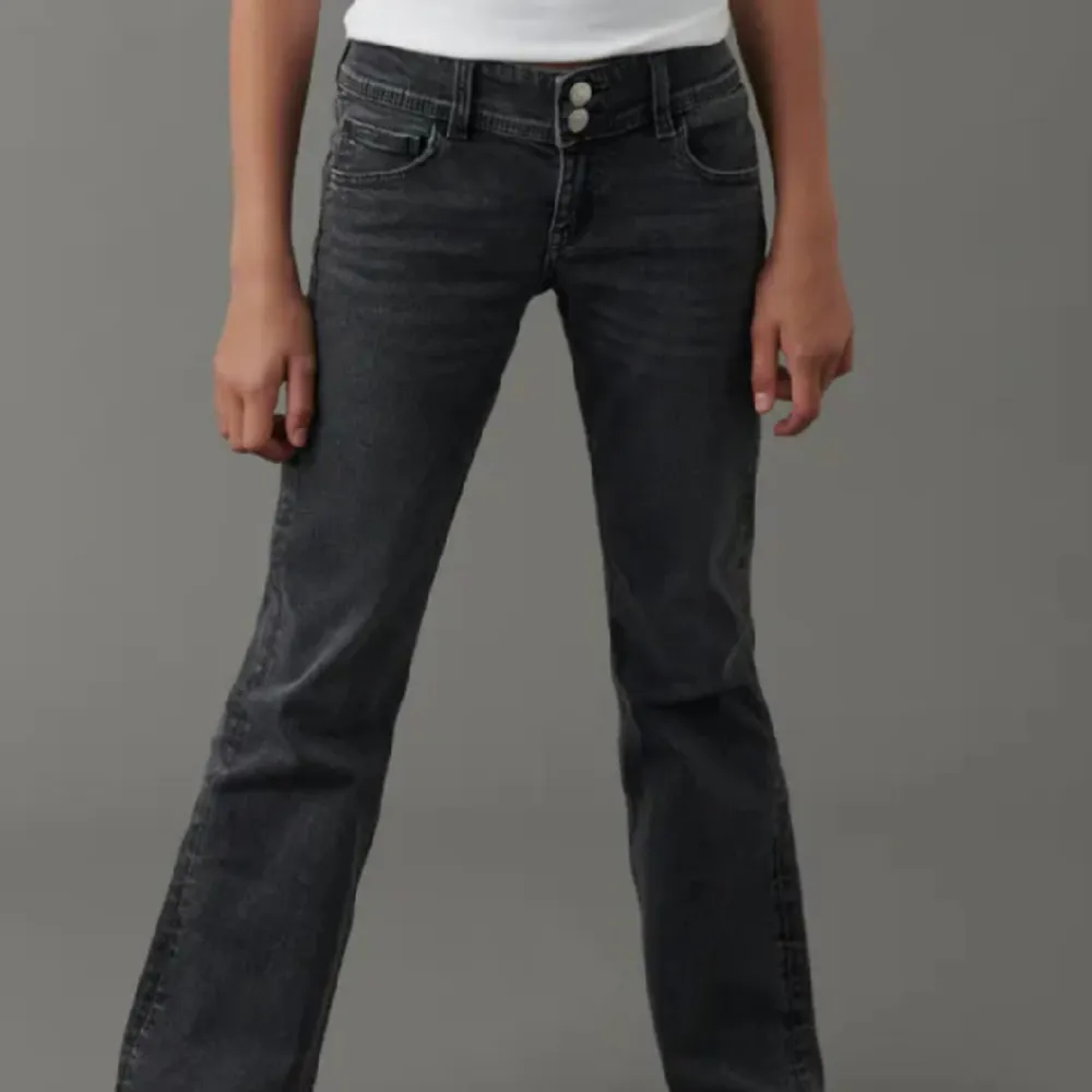 Jätte snygga lite svart urtvättade jeans ifrån Gina tricot i nyskick. Skriv gärna privat för fler bilder . Jeans & Byxor.