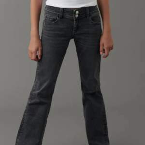 Jätte snygga lite svart urtvättade jeans ifrån Gina tricot i nyskick. Skriv gärna privat för fler bilder 