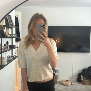 Vit t-shirt - Vit snygg t-shirt från Lindex. Kommer tyvärr inte till användning längre, nypris 400 kr