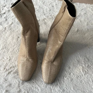 Heeled boots  - Använda en gång. Mycket bra skick 