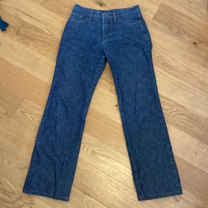 Jeans - Mörkblåjeans i storlek 38. Byxorna är knappt använda och är i bra skick. Byxorna är uppsydda men det går att ta upp om man vill ha den vanliga längden 