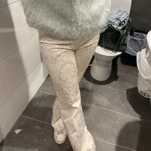 Mönstrade bootcut byxor - Skitsnygga unika byxor!! Säljer pga för små för mig🙌(lånade bilder)