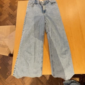 byxor - det är wide jeans jus blå från lindex sitter så fint på och är jätte bekväma💘☺️