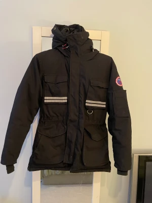 Vinterjacka First slope  - vinterjacka från märket First Slope. Är i storlek S men jag skulle uppskatta den  som storlek M också. Finns massor med fickor .jackan är  unisex .så båda för tjej och kille. Riktigt varm jacka .