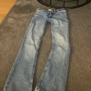 low waist jeans - lågmidjade bootcut jeans som är för små på mig💕 midjemått: 33 innerbenslängd: 74  inga defekter! ‼️har inga bilder med dom på då dom är för små‼️
