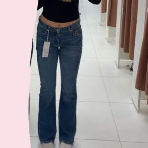 Mörkblåa bootcut full length jeans från ginatricot. I strl 38. Jag är 175 cm lång 💓💓