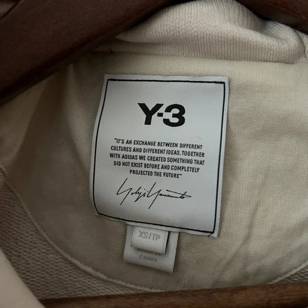 Adidas Y-3 Classic chest logo hoodie i beige. Storlek XS. Som ny, bara testad.. Hoodies.