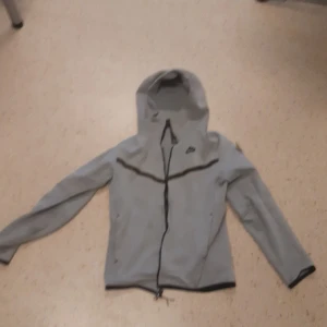 Nike tech  - Hittade precis den här hoodien i mitt skåp jag tror den är ca 1 år gammal inte använd ren och så gott som ny.