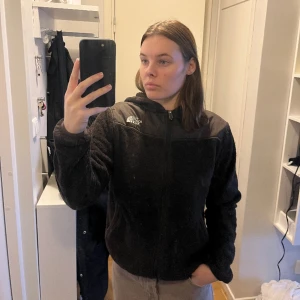 Northface fleece - Norrhface fleece, sparsamt använd. Fint ett litet hål på vänstra axel men går säkert att laga enkelt. Köparen står för eventuell frakt. 🌸