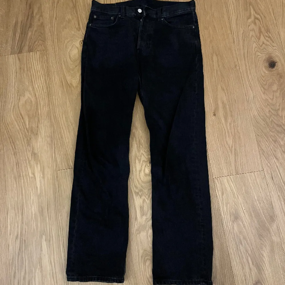 Weekday jeans, 9/10 skick använda högst 5 gånger. Nypris 600kr, släpper dem för 250kr. Allt gott, Hannes!. Jeans & Byxor.