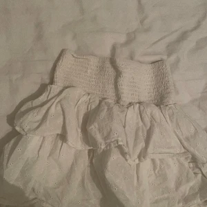 Vit kjol - Säljer denna vita kjol från Kappahl i storlek 134 men den passar 154 skulle jag säga. Jag är 164 och den är lite kort och lite tajt men funkar bra som topp. 
