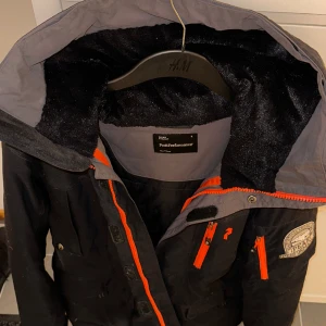 Peak Performance jacka - En varm och tuff Peak Performance jacka i fint skick, sparsamt använd. Storlek M