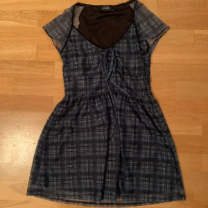 Klänning🍂 - Jättefin blå rutig klänning som precis är köpt på Plick men som tyvärr var för kort:( Dragkedja i sidan och är lite stretchig. ’Baby-doll’-siluett. Två lager i kjolen och rosett på framsidan! Lägger ut snabbt nu men bara att skriva om bilder eller frågor🍂
