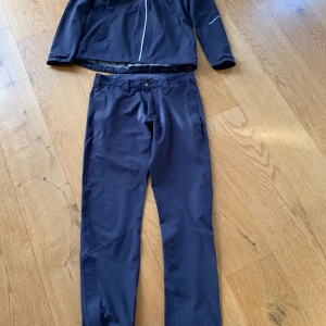 Peak performance  - Säljer ett fräscht peak performance regnställ, funkar både för killar och tjejer, hör av er vid frågor 