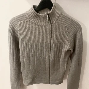Grå långärmad - Jättevarm och skön långärmad tröja med dragkedja. Köpt secondhand, skulle gissa att det är en underställströja men snygg att ha till vardags. 