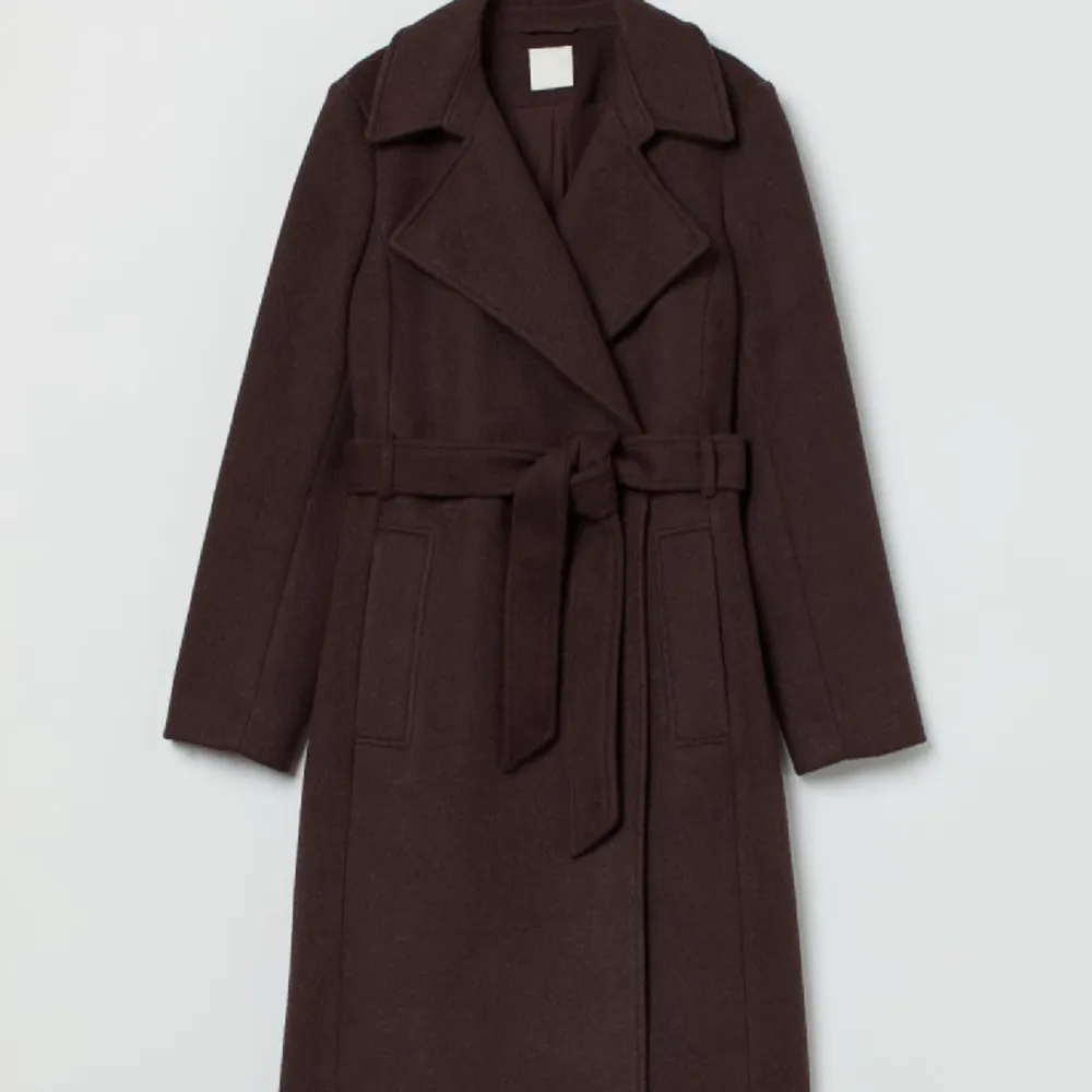 En klassisk kappa från H&M i den perfekta bruna färgen😍 kommer tyvärr inte till användning av mig längre. . Jackor.