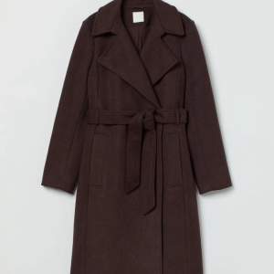 En klassisk kappa från H&M i den perfekta bruna färgen😍 kommer tyvärr inte till användning av mig längre. 