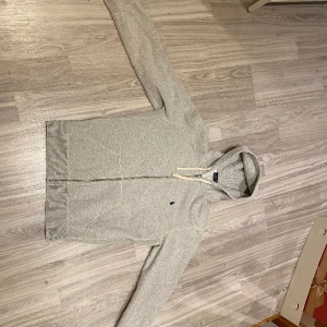 Ralph lauren zip hoodie - Riktigt skön Ralph lauren zip hoodie!! 8/10 skick och riktigt bekväm nu under vintern, hör av dig vid minsta lilla fråga!!