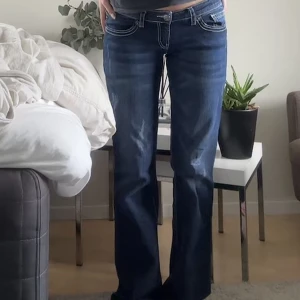 Lågmidjade jeans - Har fått många frågor om jag vill sälja dessa och nu äntligen är de dags! Har sänkt priset så nu är de först till kvarn!💗De är i Nyskick!